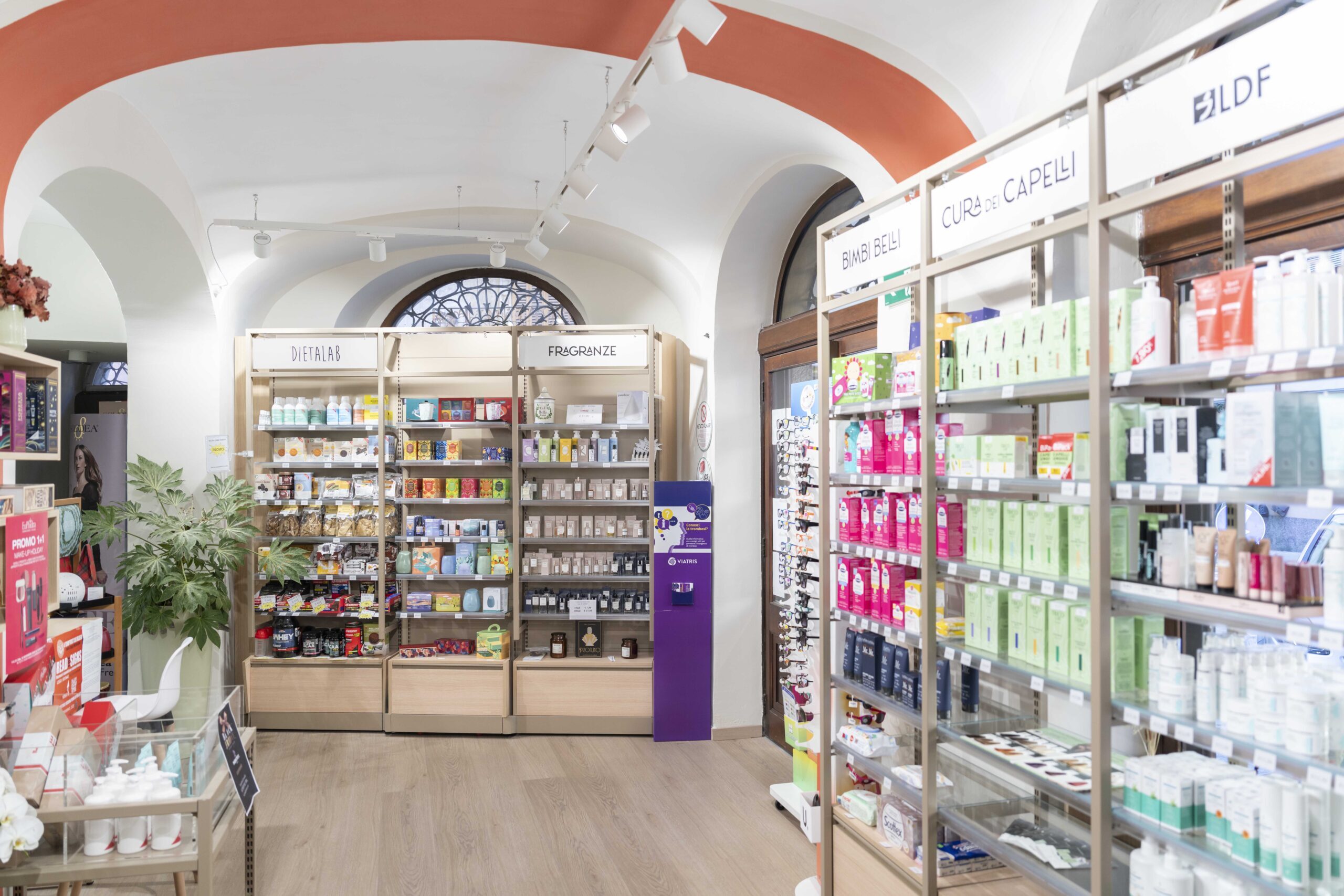Scaffali Farmacia: Soluzioni Funzionali e Design Innovativo per la tua farmacia | ITAB Farmacie